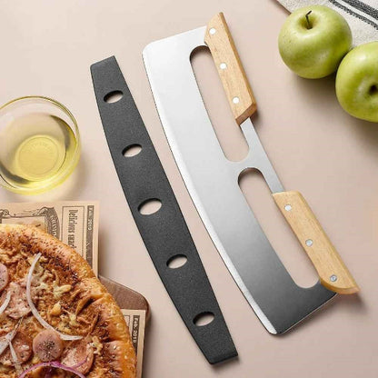 couteau-a-pizza-sur-comptoir-avec-pizza