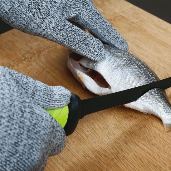 couteau-de-cuisine-personne-qui-coupe-un-poisson-sur-une-planche
