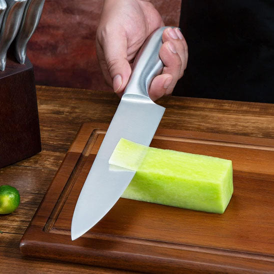 couteau-de-cuisine-personne-qui-decoupe-un-cocombre
