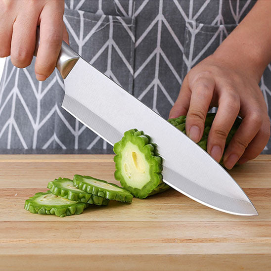 couteau-de-cuisine-personne-qui-decoupe-un-legume-en-tranche