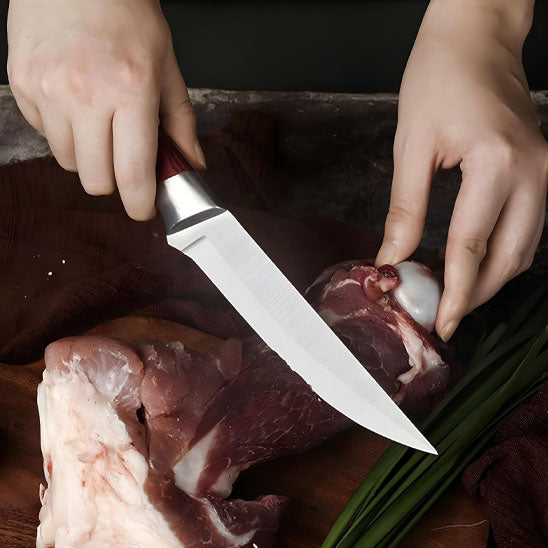 couteau-de-cuisine-personne-qui-decoupe-un-morceau-de-boeuf-sur-une-planche-a-decouper