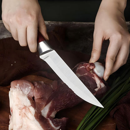 couteau-de-cuisine-personne-qui-decoupe-un-morceau-de-boeuf-sur-une-planche-a-decouper