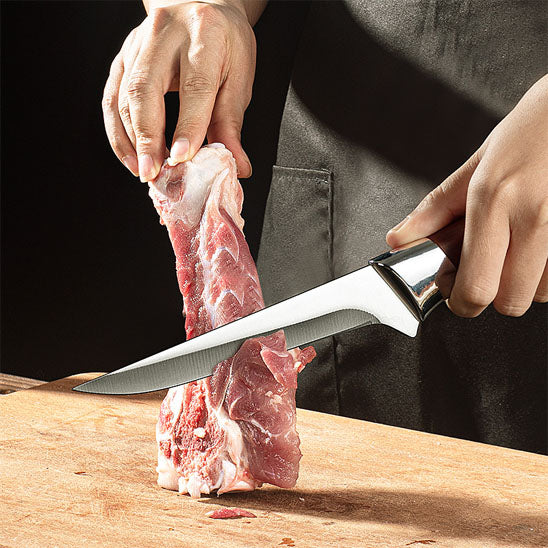couteau-de-cuisine-personne-qui-decoupe-un-morceau-de-porc
