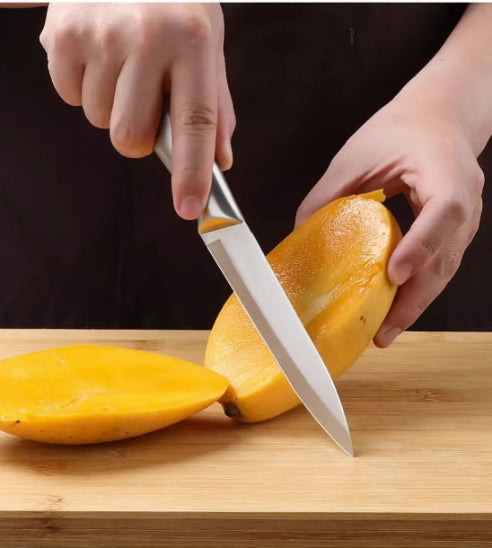 couteau-de-cuisine-personne-qui-decoupe-une-mangue