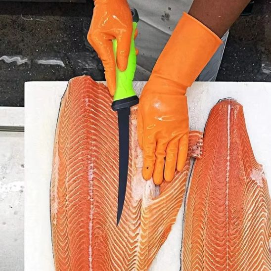 couteau-de-cuisine-personne-qui-fait-des-filets