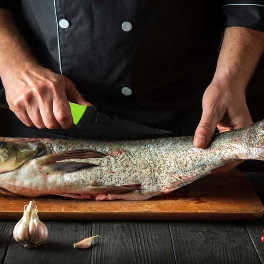 couteau-de-cuisine-personne-qui-ouvre-un-poisson-sur-une-planche-dans-la-cuisine
