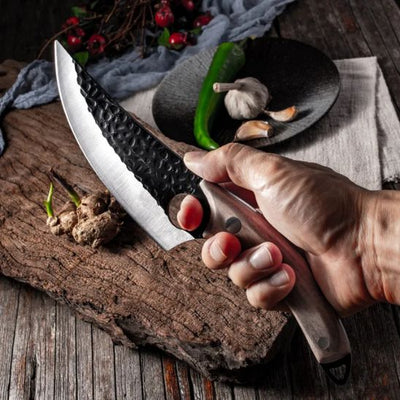 couteau-de-cuisine-sur-table-de-travail