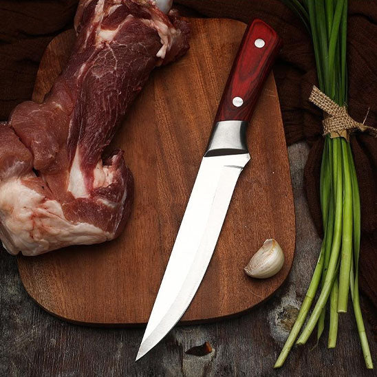 couteau-de-cuisine-sur-une-planche-a-decouper-avec-morceau-de-boeuf