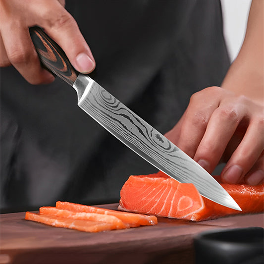 couteau-japonais-personne-qui-coupe-un-saumon