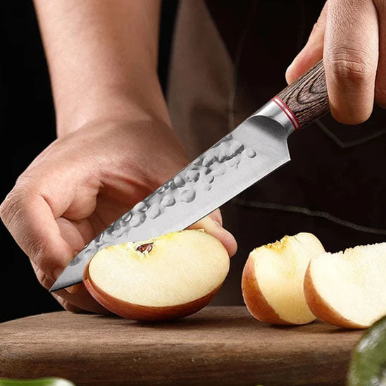 couteau-japonais-personne-qui-coupe-une-pomme