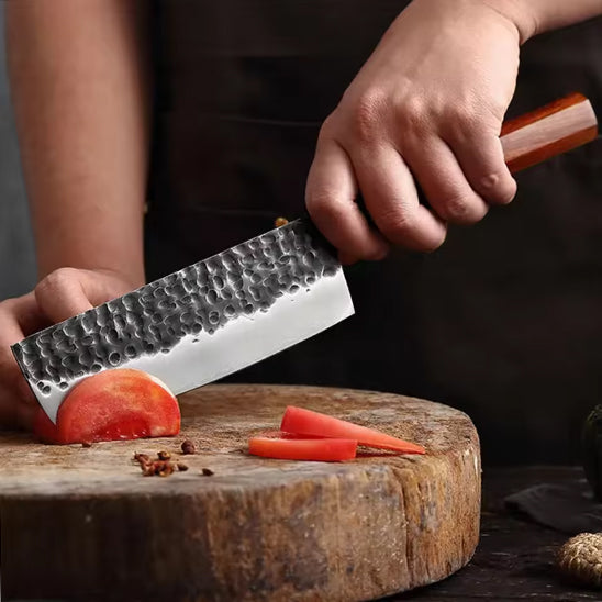 couteau-japonais-personne-qui-coupe-une-tomate