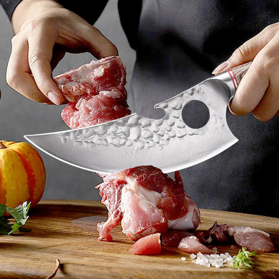 couteau-japonais-personne-qui-decoupe-un-morceau-de-boeuf-sur-une-planche-a-decouper