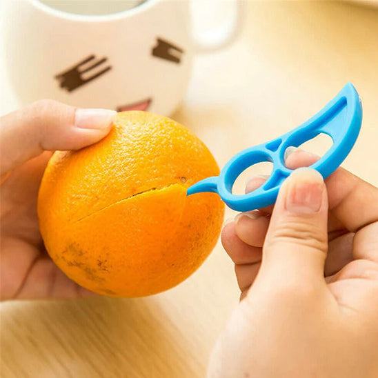 econome-bleu-personne-qui-commence-a-eplucher-une-orange