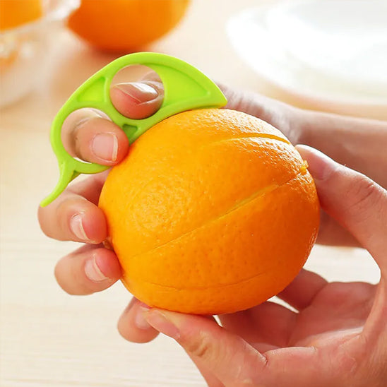 econome-personne-qui-commence-a-eplucher-une-orange