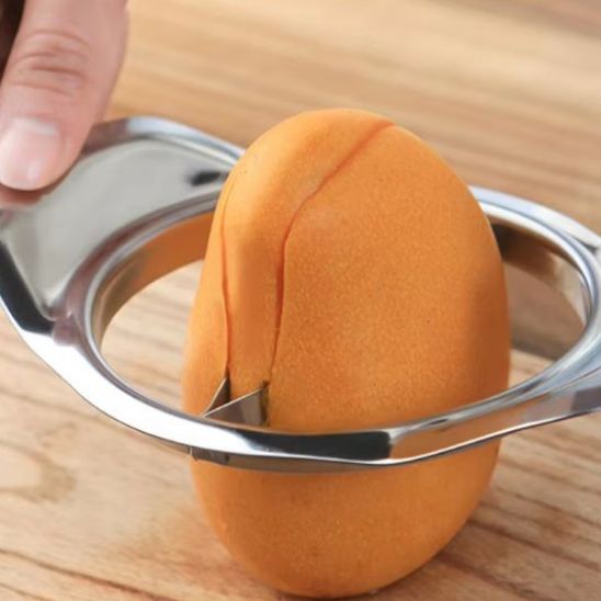 econome-personne-qui-decoupe-une-mangue-sur-le-comptoir