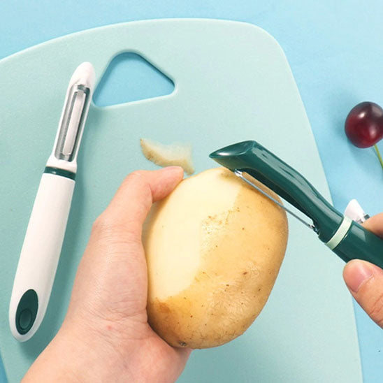 econome-personne-qui-epluche-une-patate