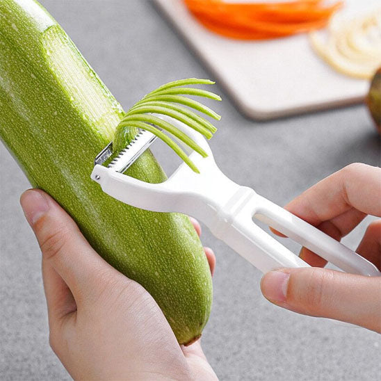 econome-personne-qui-fait-des-juliennes-de-courgette