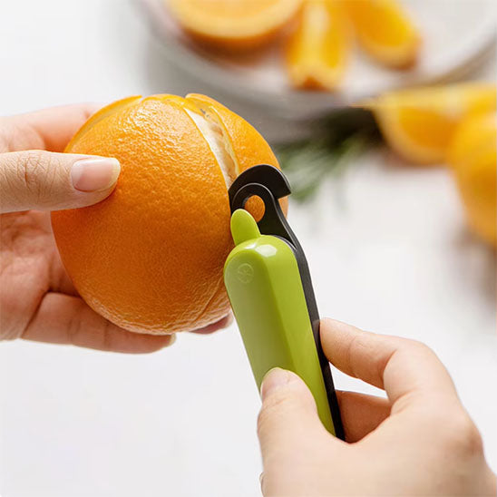 econome-personne-qui-ouvre-une-orange
