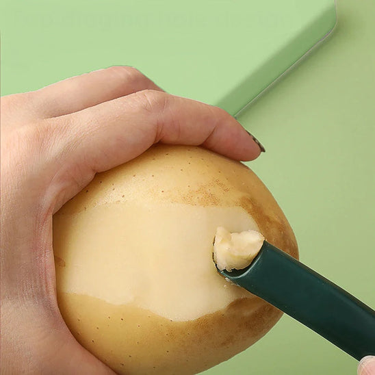 econome-personne-qui-retire-un-oeil-de-une-pomme