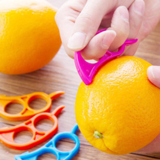 econome-rose-personne-qui-commence-a-eplucher-une-orange