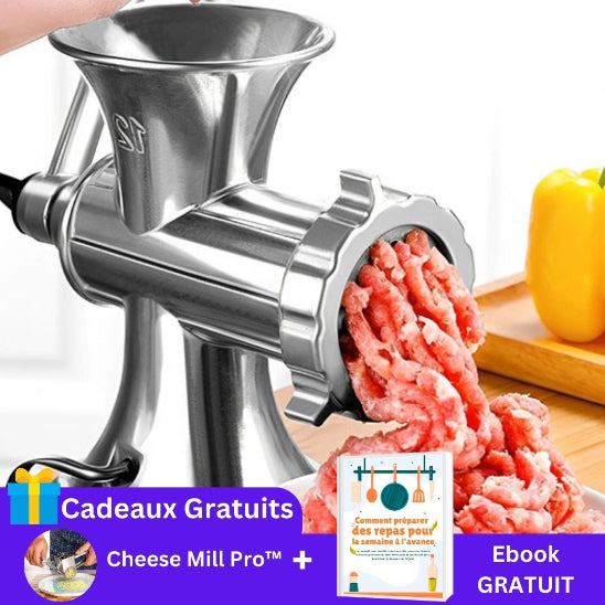 hachoir-a-viande-personne-qui-hache-de-la-viande-sur-la-table