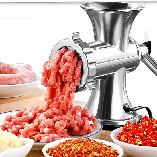 hachoir-a-viande-personne-qui-hache-de-la-viande-sur-le-comptoir-avec-des-epices
