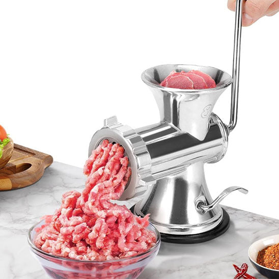 hachoir-a-viande-personne-qui-hache-de-la-viande-sur-le-comptoir-avec-des-legumes