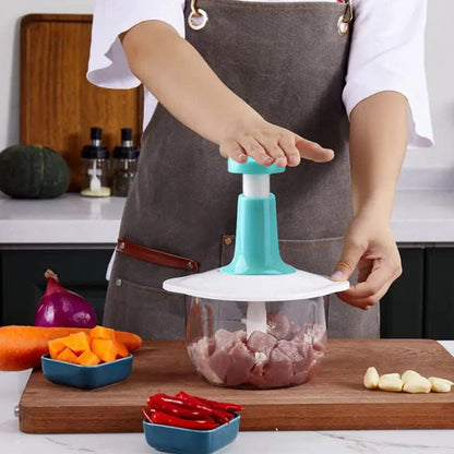 hachoir-personne-qui-pousse-le-bouton-pour-hacher-de-la-viande