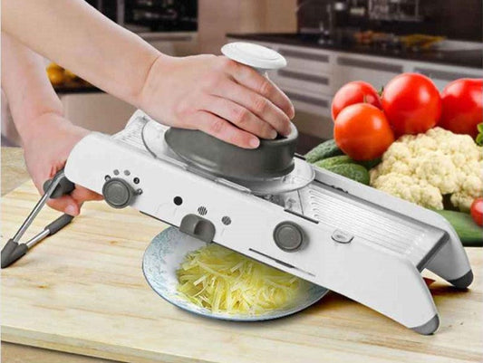 mande-cuisine-persone-qui-coupe-chou