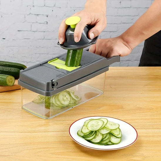 mandoline-cuisine-personne-qui-decoupe-un-cocombre