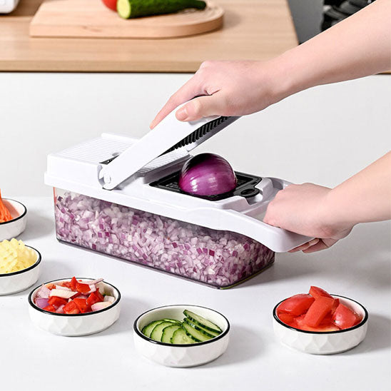mandoline-cuisine-personne-qui-decoupe-un-oignon