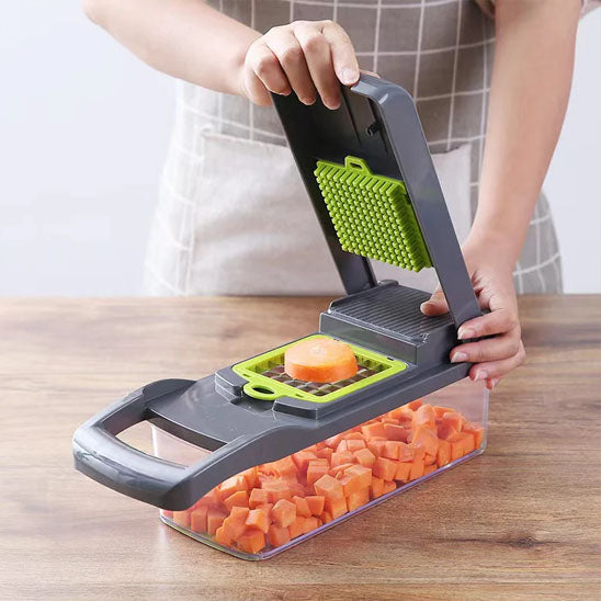 mandoline-cuisine-personne-qui-decoupe-une-carotte