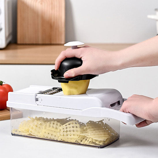 mandoline-cuisine-personne-qui-decoupe-une-patate