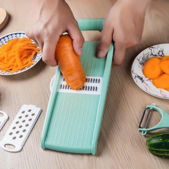 mandoline-cuisine-personne-qui-rape-une-carotte