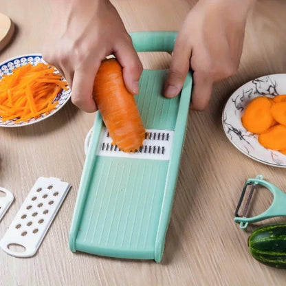 mandoline-cuisine-personne-qui-rape-une-carotte