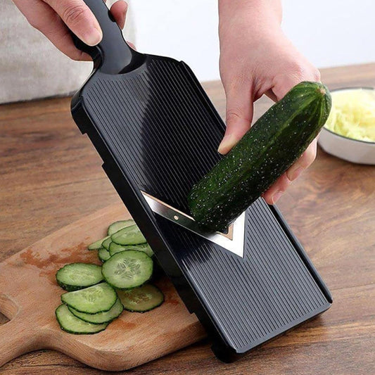 mandoline-cuisine-personne-qui-tranche-des-cocombres