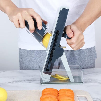 mandoline-cuisine-personne-qui-tranche-une-patate-sur-un-comptoir
