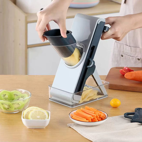 mandoline-cuisine-personne-qui-tranche-une-patate