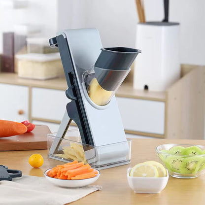 mandoline-cuisine-sur-la-table-avec-patate-a-l-interieur