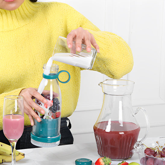mini-mixeur-personne-qui-prepare-un-smoothie-de-fruit-et-de-lait-sur-le-comptoir