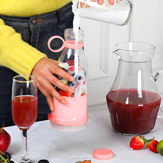 mini-mixeur-personne-qui-prepare-un-smoothie-de-fruit-et-de-lait