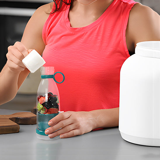 mini-mixeur-personne-qui-prepare-un-smoothie-de-fruit
