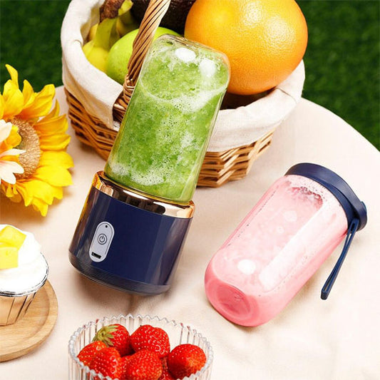 mini-mixeur-sur-une-table-a-pique-nique-avec-fruits