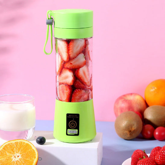 mini-mixeur-vert-avec-fraises-a-l-interieur