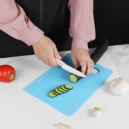 planche-a-decouper-bleu-avec-personne-qui-coupe-un-cocombre-sur-un-comptoir