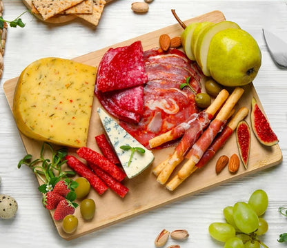 planche-a-decouper-en-plateau-de-charcuterie-et-fromage