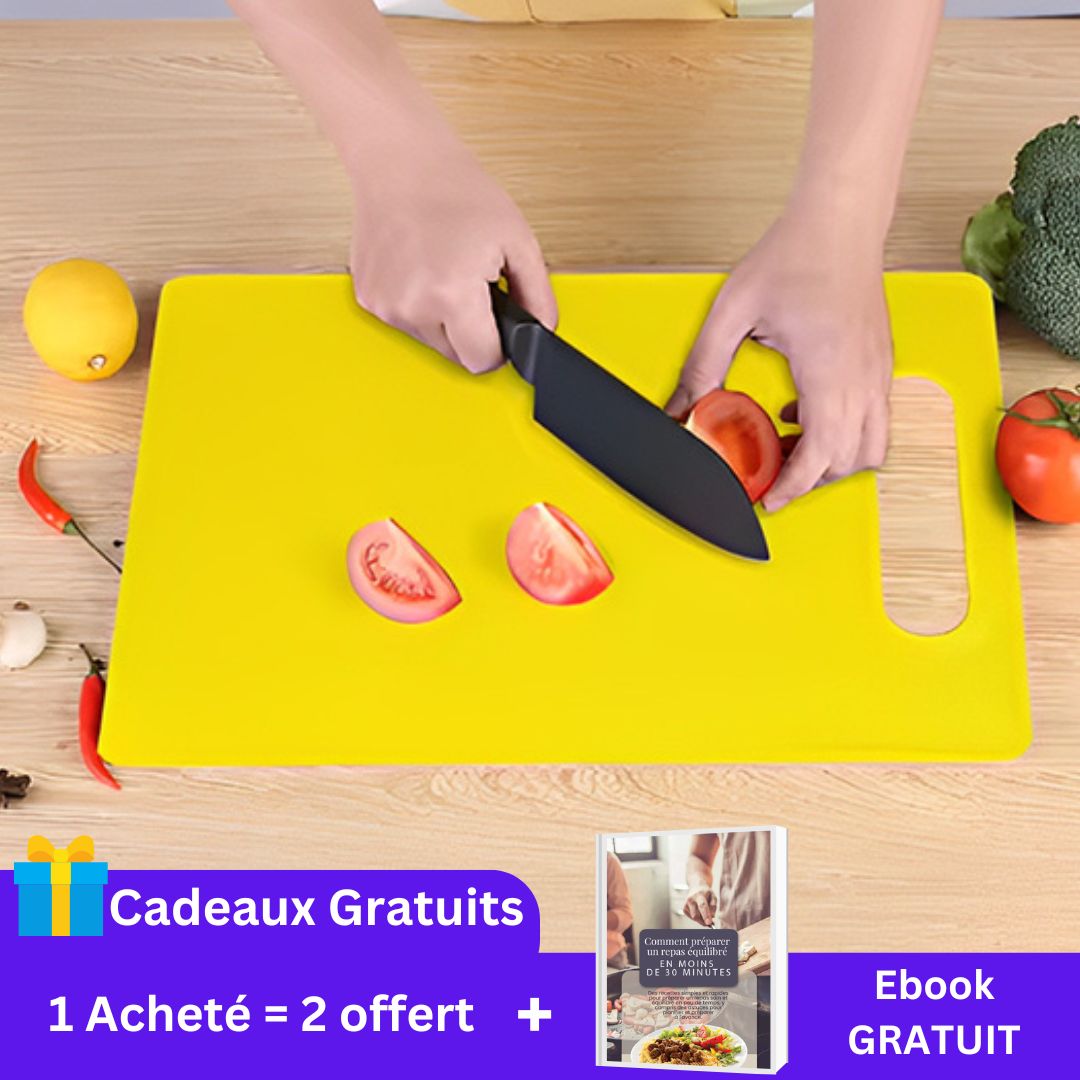 planche-a-decouper-jaune-avec-personne-qui-coupe-une-tomate-sur-un-comptoir