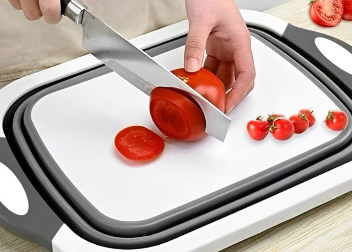 planche-a-decouper-personne-coupe-tomate