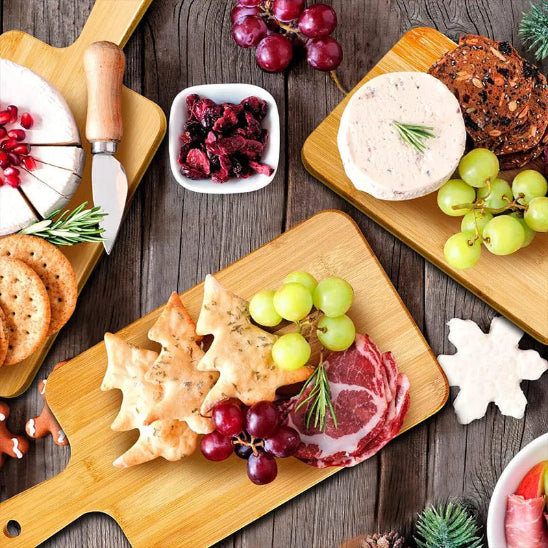 planche-a-decouper-personne-plateau-de-charcuterie-et-de-fromage