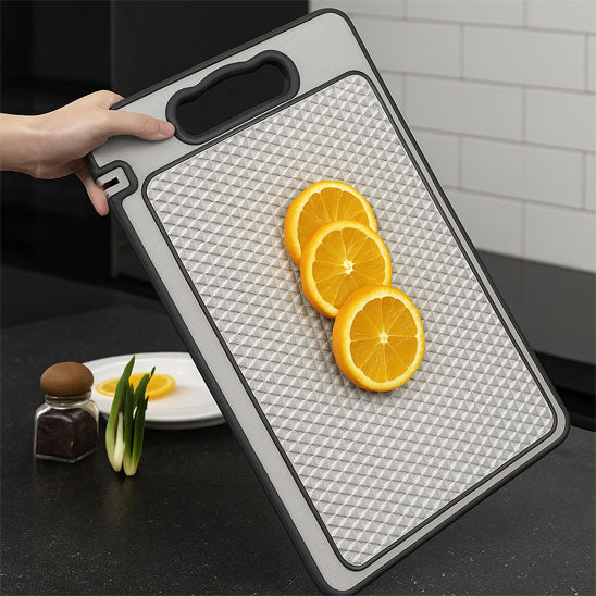 planche-a-decouper-personne-qui-a-decouper-une-orange